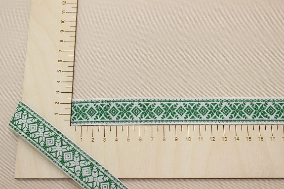 Жак.лента 24мм Снежинка-орнамент (цв.зеленый) на белом 