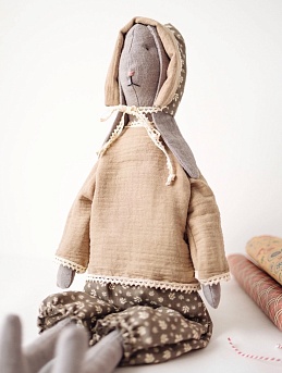 Игрушка Кролика из крапивы в одежде из муслина