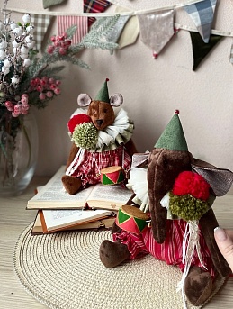 Праздничные игрушки в одежде из пестряди