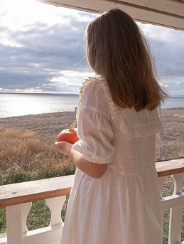 Легкое платье из фактурного хлопка "Рельефные полоски"