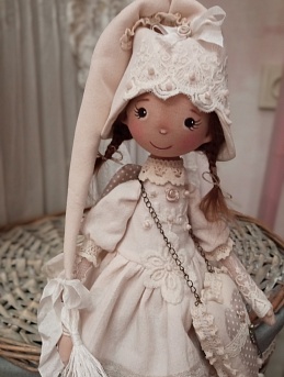 Игрушка ангела из теплого хлопка с кружевами