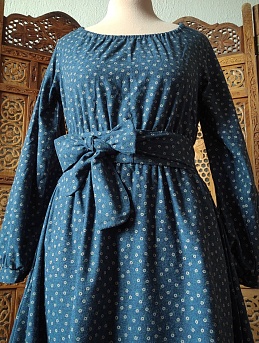 Платье из плательного хлопка "Мелкие ромашки на джинсово-синем меланже"