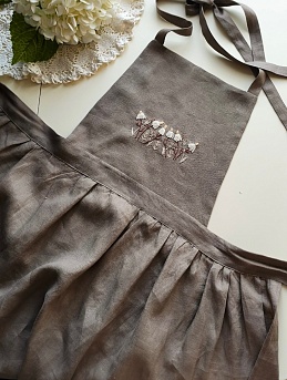 Льняной фартук с вышивкой