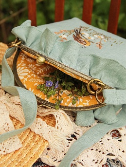 Сумочка из полульна постельного и муслина с вышивкой