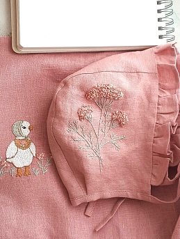 Чепчик с вышивкой из полульна 