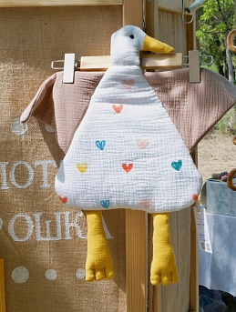 Игрушка гуся из муслина