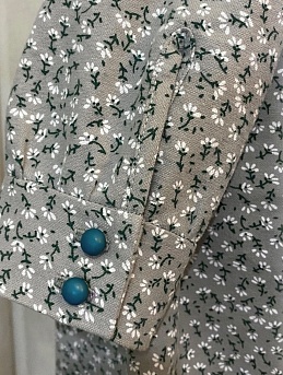 Платье из теплого хлопка с поясом и кружевами