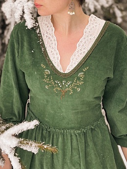 Платье из микровельвета с вышивкой