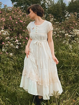 Платье с вышивкой из вареного хлопка