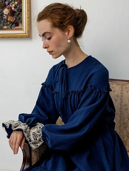 Платье из муслина с эффектом жатости в джинсово-синем цвете