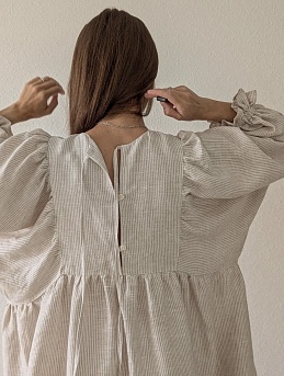 Льняное платье в узкую белую полоску