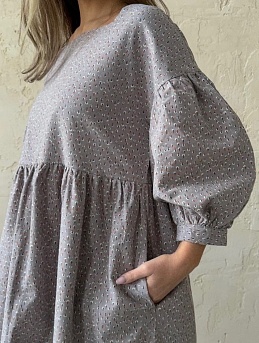 Платье из теплого хлопка "Мелкие белые листочки на серо-бежевом"