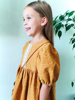 Детское платье из теплого хлопка "Мелкие белые листочки"