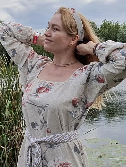 Платье из полульна  "Крупные коралловые пионы на бежевом"