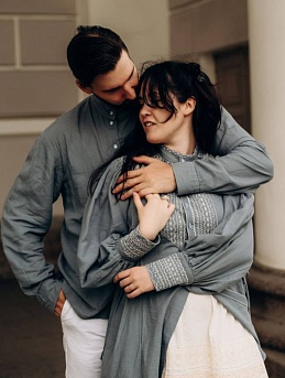 Наряд для  молодоженов с вышитыми элементами 