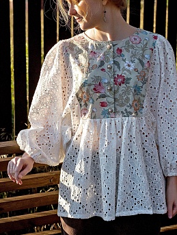 Блузка из сатина и вышитой ткани