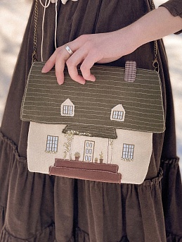 Сумка в виде домика с вышивкой из джинсы с ворсом и крапивы