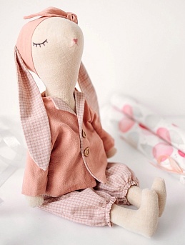 Игрушечный кролик из крапивы в одежде из вареного хлопка