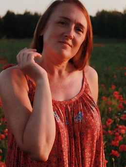 Платье на тонких бретелях из штапеля Премиум "Цветочные напевы с каймой на красном"