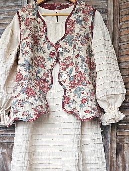 Платье из бязи в суровом цвете и жилет из перкали