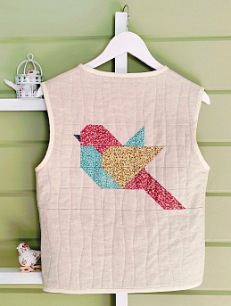 Сгеганный жилет с вставкой в технике пэчворк