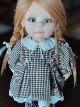 Наряд для куколки из пестряди "Мелкая белая клетка"