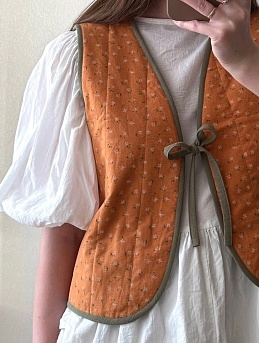 Стеганый жилет из теплого хлопка "Цветочки - мотылечки"