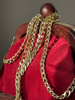 Клатч из бархата в бордово-красном цвете