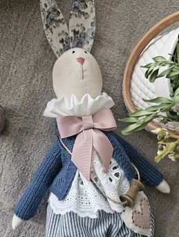 Игрушка зайчик из бязи и полульна, одежда из вареного хлопка