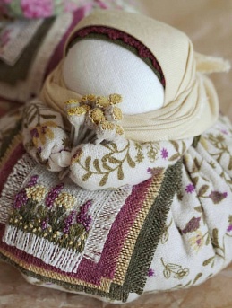 Куколка в народном стиле в наряде из теплого хлопка "Полева" и многослойном льняном фартучке