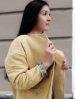 Стеганная душегрея из вареного (стираного) хлопка с композицией из роз простроченной объемной строчкой