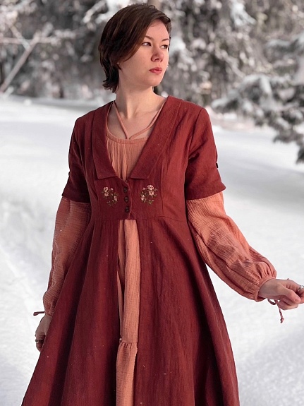 Платье из муслина и накидка из крапивы