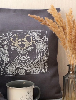 Комплект подушек с новогодней вышивкой