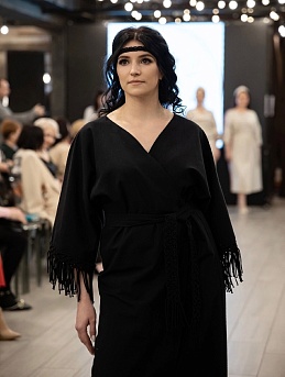 Платье из костюмного льна на показе мод