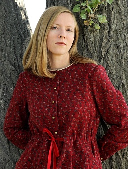 Платье из теплого хлопка "Мелкие цветочки с веточками" в малиновом цвете