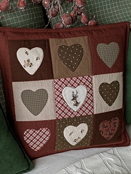 Подушка в технике пэчворк из теплого хлопка и пестряди