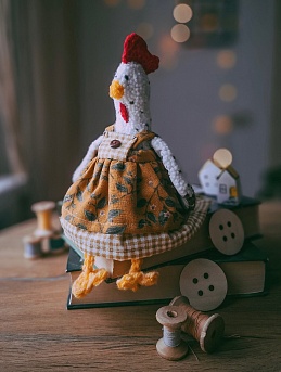 Игрушка Курочки в платье из хлопкольна и сатина