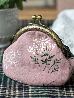 Кошелек из плательного хлопка  "Веточки ромашки на лилово-розовом"