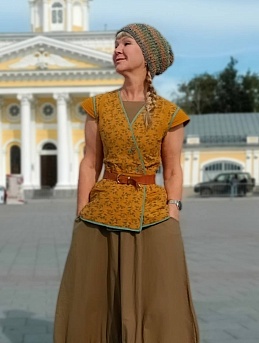 Авторский жилет "Кострома" из льняной ткани "Цветущие веточки"