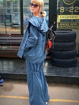 Костюм: кофта с капюшоном и брюки из льна