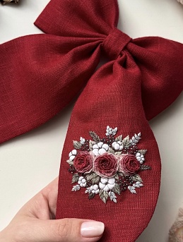 Льняной бантик с вышивкой