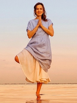 Легкое платье из костюмного льна с эффектом мятости