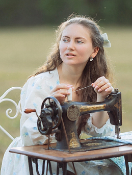 Элегантное платье из костюмного льна "Весенние незабудки с голубым горошком"