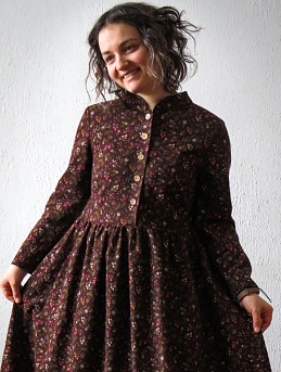 Платье макси из теплого хлопка "Разнотравье на шоколадно-коричневом"