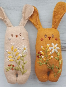Игрушечные кролики из полульна с вышивкой
