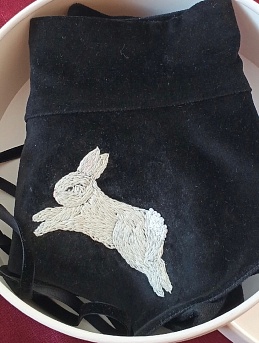 Баска из бархата и льна с вышивкой в виде зайчиков