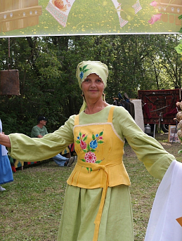 Костюм в народном стиле из костюмного льна и шитья