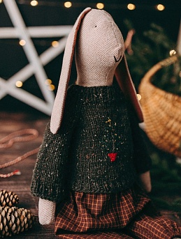 Новогодняя игрушка Зайчика из костюмного льна и пестряди