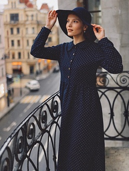 Романтичное платье из теплого хлопка в белый горошек