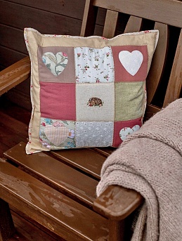 Наволочка для декоративной подушки в технике пэчворк с вышивкой
